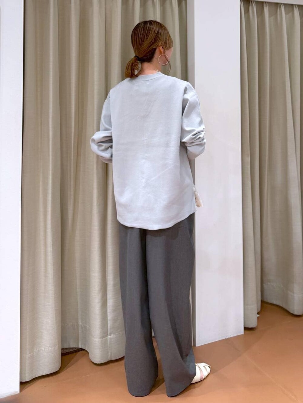 ブラウン系のカーディガン/ボレロ、ブラック系のタンクトップ、グレー系のその他パンツを着用したレディースの春コーディネートの4枚目の写真