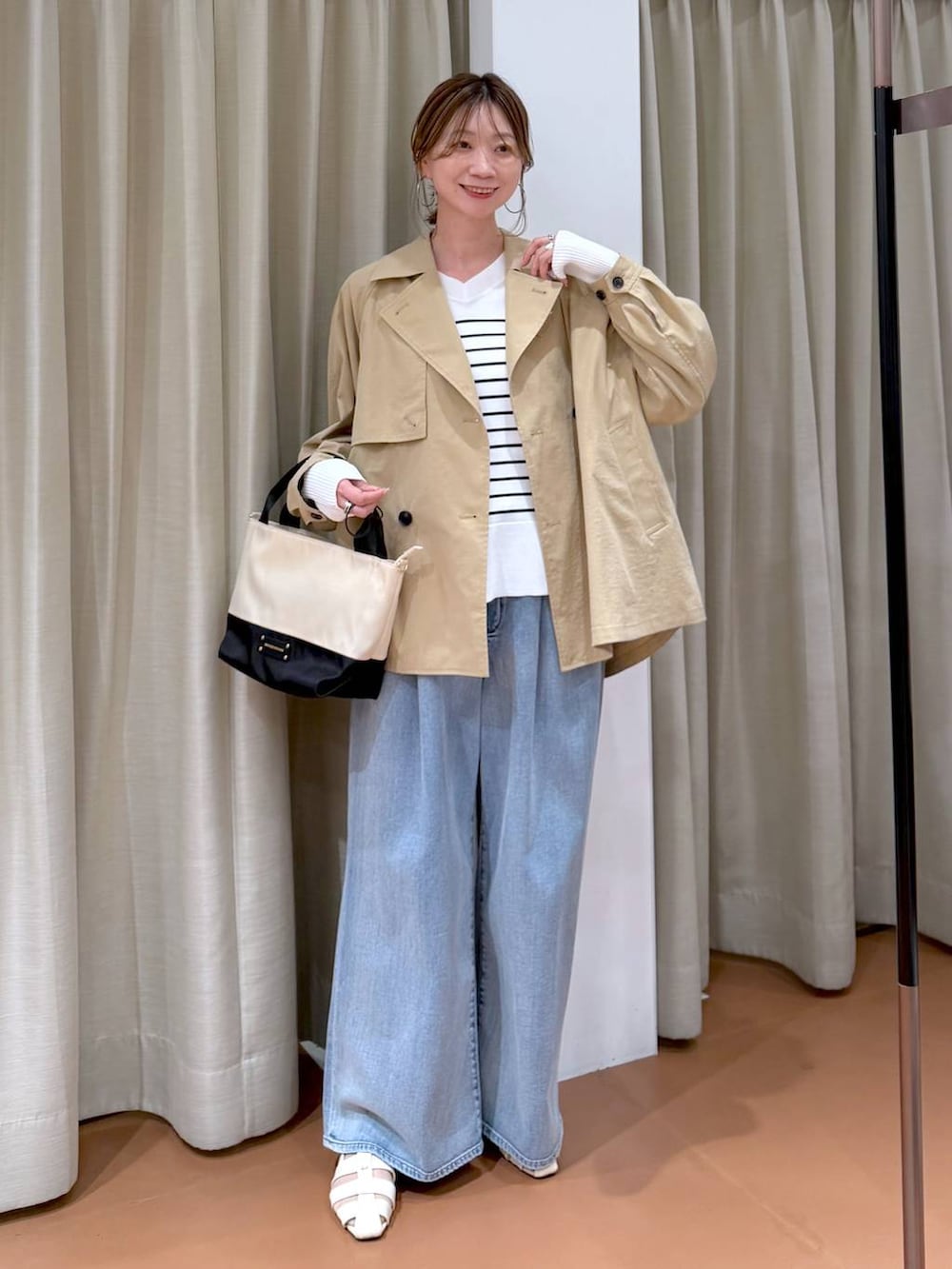 ブルー系のデニムパンツ、ホワイト系のパンプス、ホワイト系のTシャツ/カットソーを着用したレディースの春コーディネートの6枚目の写真