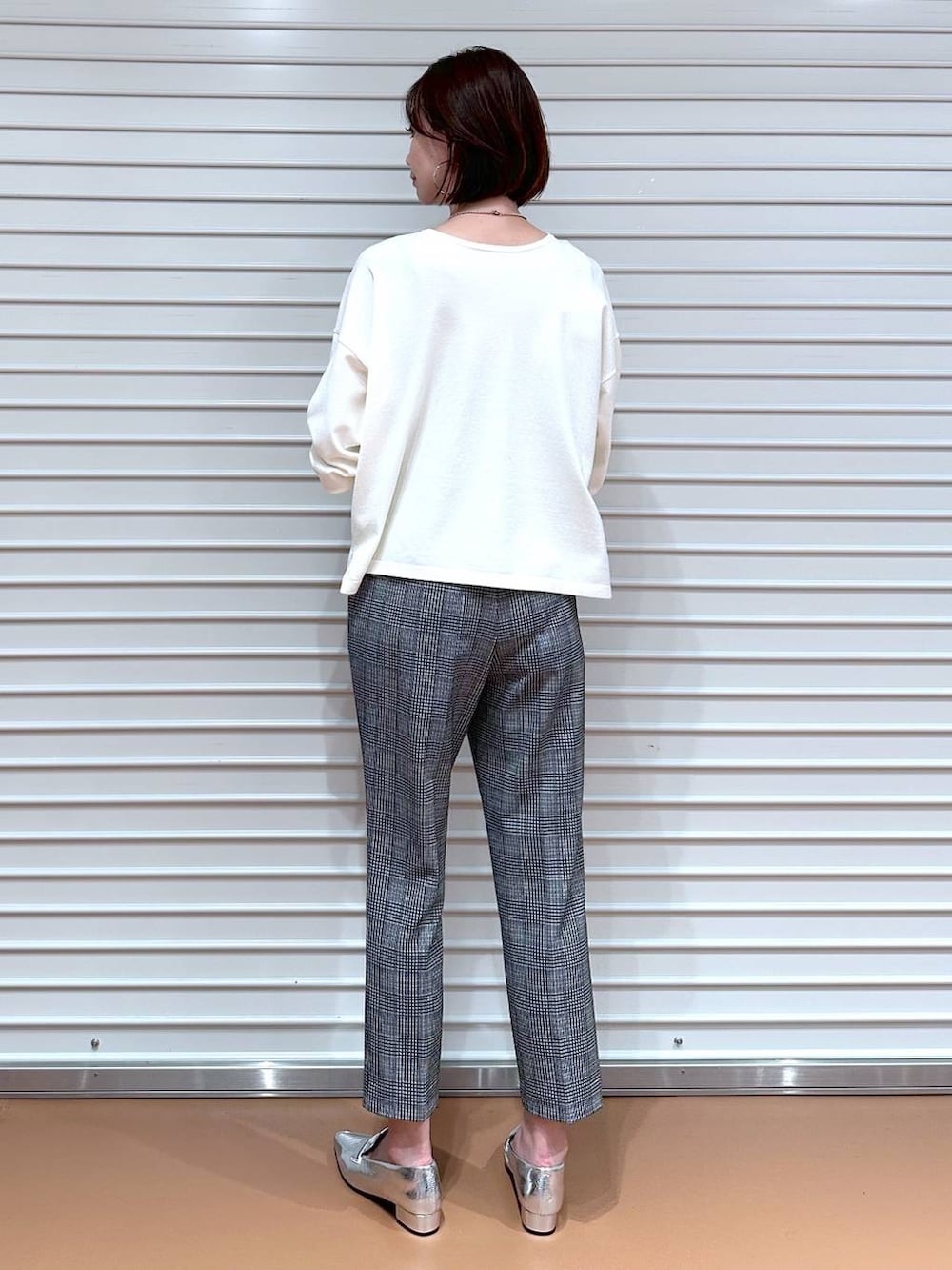 ブラック系のその他パンツ、シルバー系のローファー、シルバー系のネックレスを着用したレディースの秋コーディネートの4枚目の写真