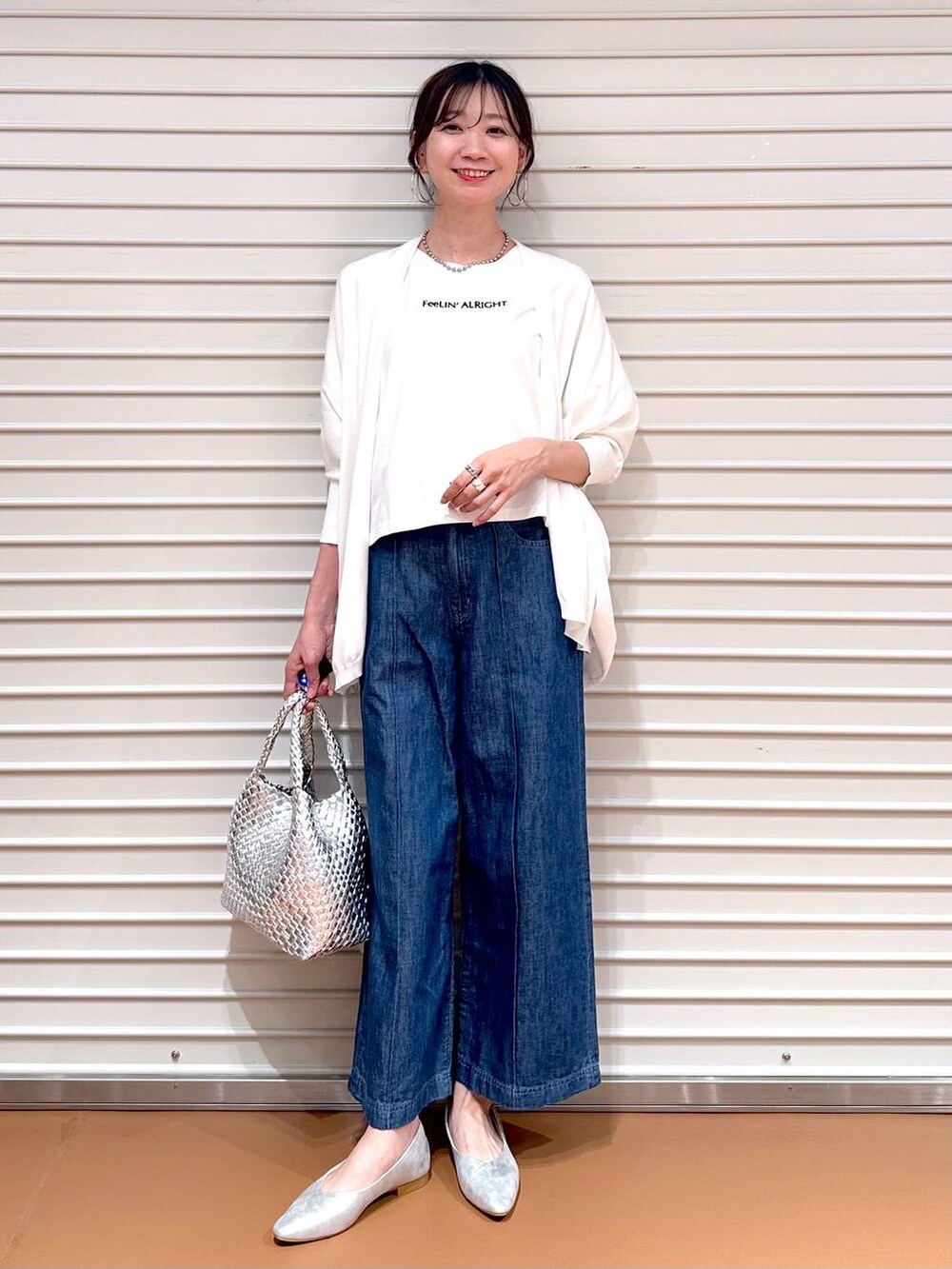 ブルー系のデニムパンツ、ブルー系のデニムパンツ、ホワイト系のカーディガン/ボレロを着用したレディースの夏コーディネートの2枚目の写真