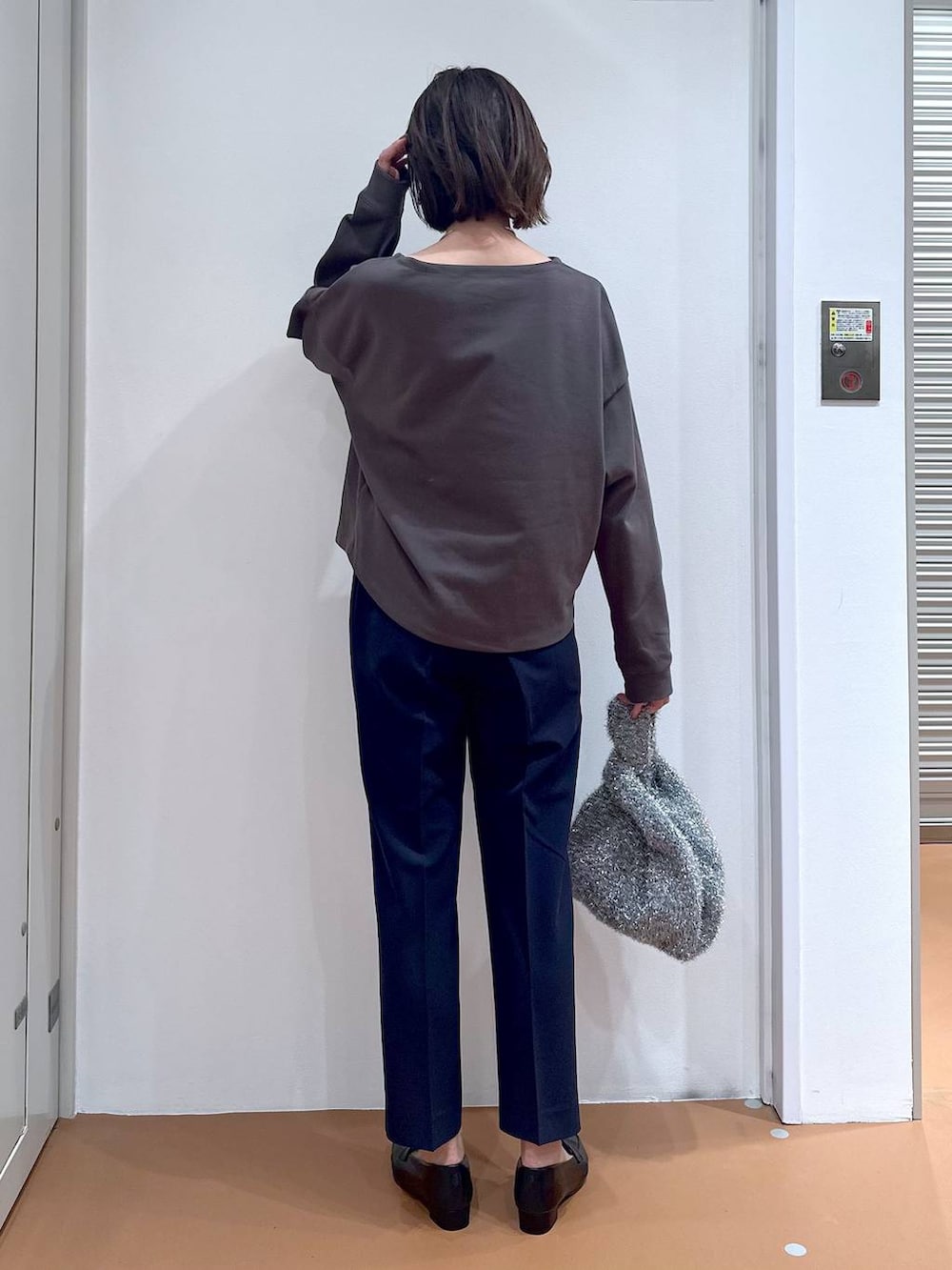 ブルー系のその他パンツ、ブラック系のローファー、シルバー系のハンドバッグを着用したレディースの秋コーディネートの4枚目の写真