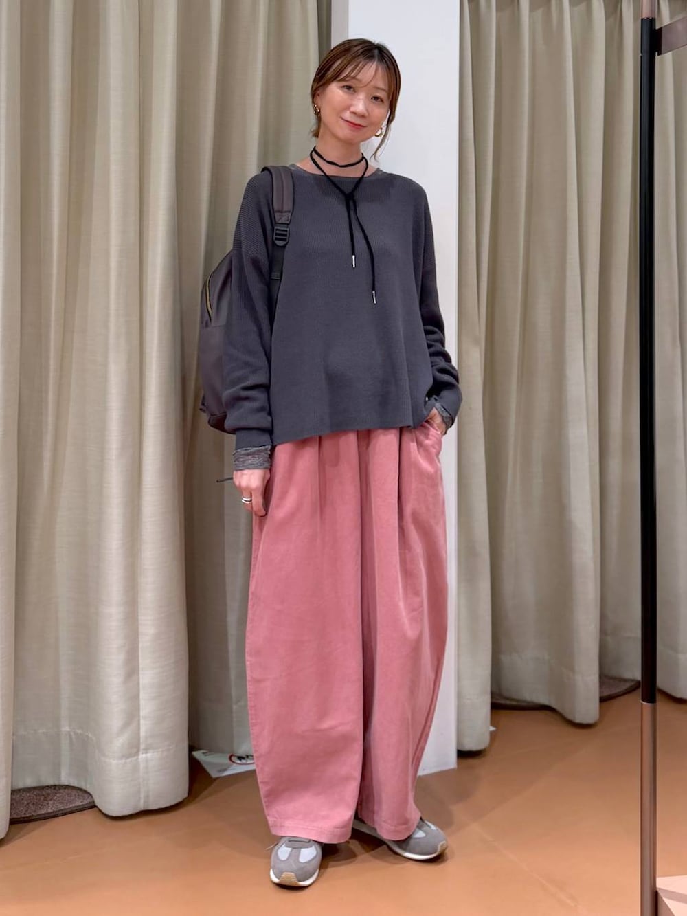 ピンク系のその他パンツ、グレー系のニット/セーター、グレー系のスニーカーを着用したレディースの秋コーディネートの6枚目の写真