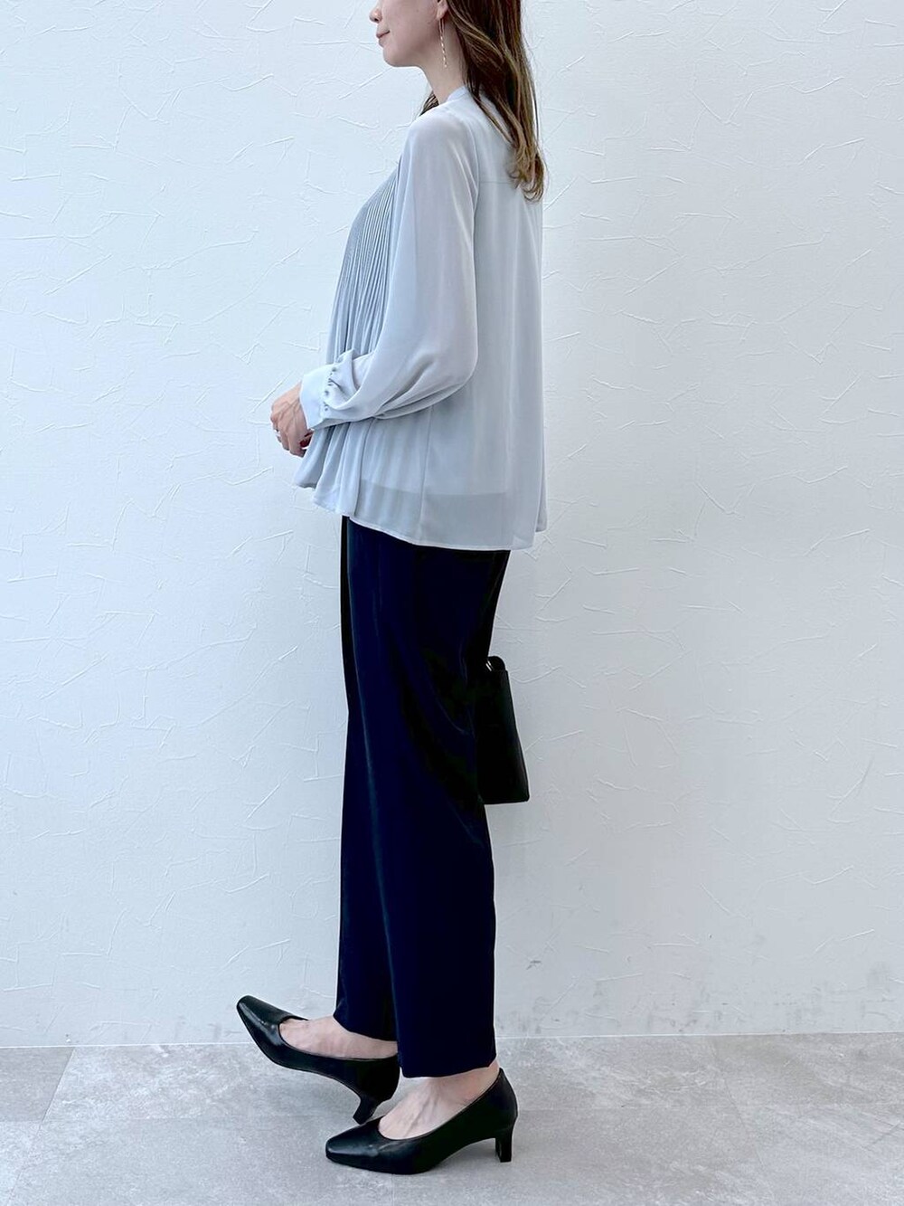ブルー系のその他パンツ、ブルー系のその他パンツ、ブルー系のシャツ/ブラウスを着用したレディースの冬コーディネートの5枚目の写真