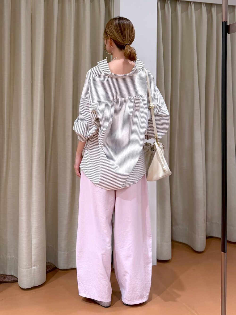 ホワイト系のハンドバッグ、ブラウン系のシャツ/ブラウス、ピンク系のその他パンツを着用したレディースの春コーディネートの4枚目の写真