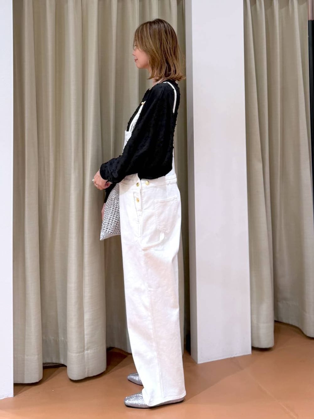 ホワイト系のサロペット/オーバーオール、シルバー系のトートバッグ、ブラック系のシャツ/ブラウスを着用したレディースの春コーディネートの3枚目の写真