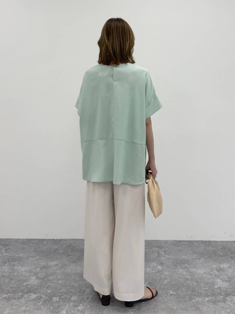 ホワイト系のその他パンツ、グリーン系のTシャツ/カットソー、ゴールド系のネックレスを着用したレディースの春コーディネートの4枚目の写真