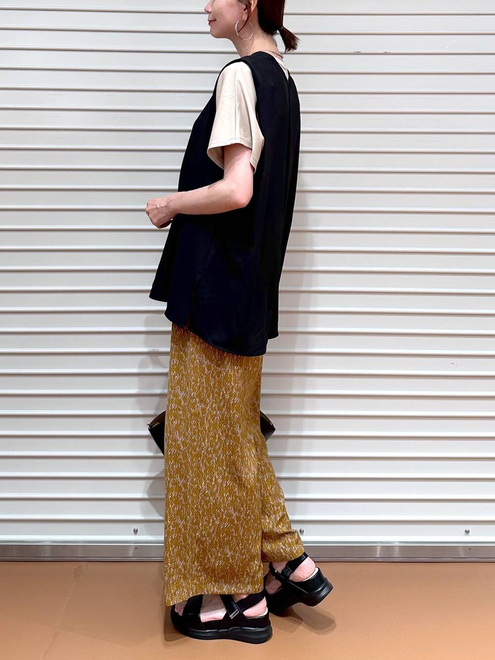 ブラック系のシャツ/ブラウス、ベージュ系のTシャツ/カットソー、ブラック系のサンダルを着用したレディースの夏コーディネートの6枚目の写真