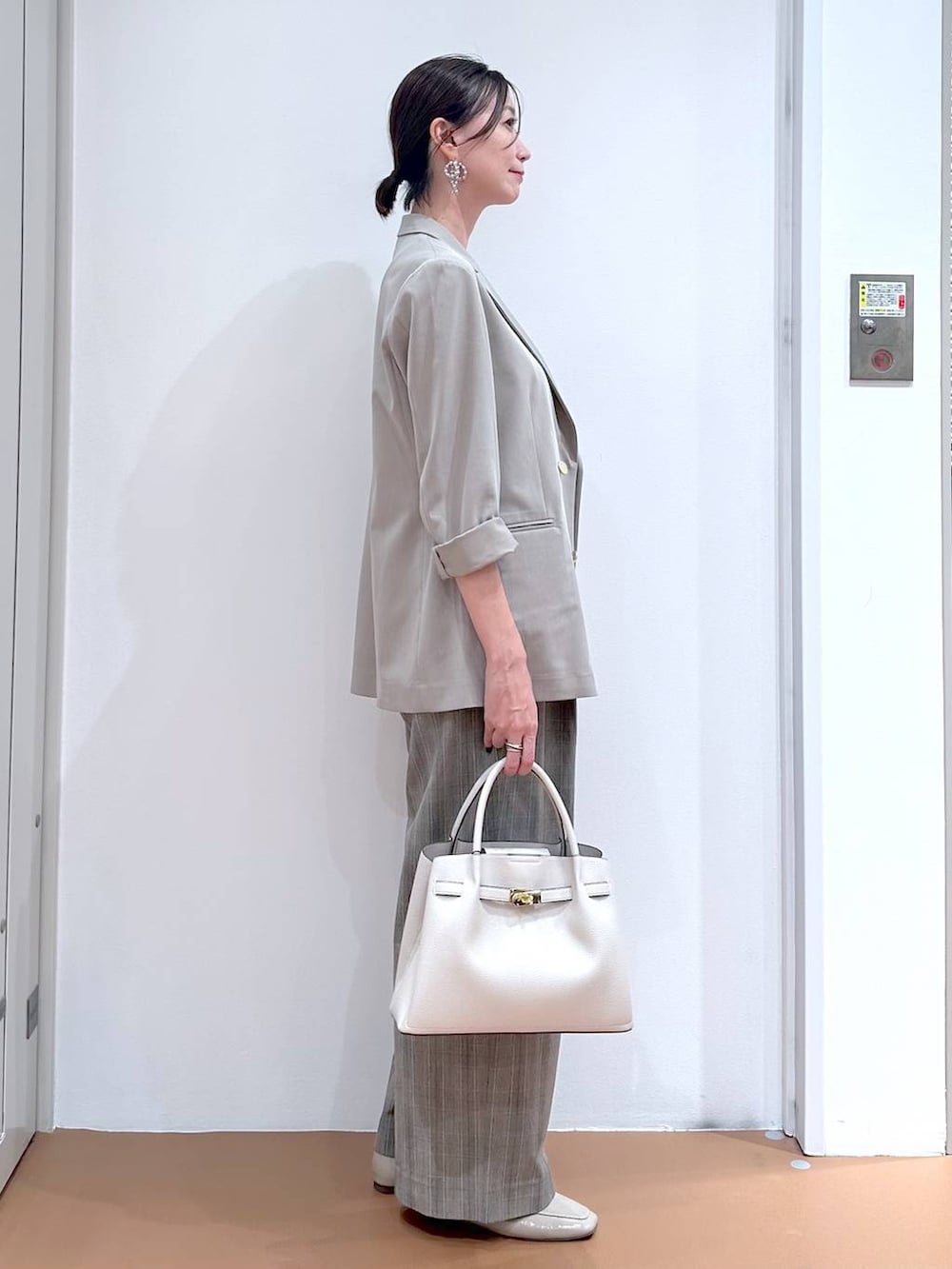 ブラウン系のその他パンツ、グレー系のハンドバッグ、ブラウン系のタンクトップを着用したレディースの秋コーディネートの3枚目の写真