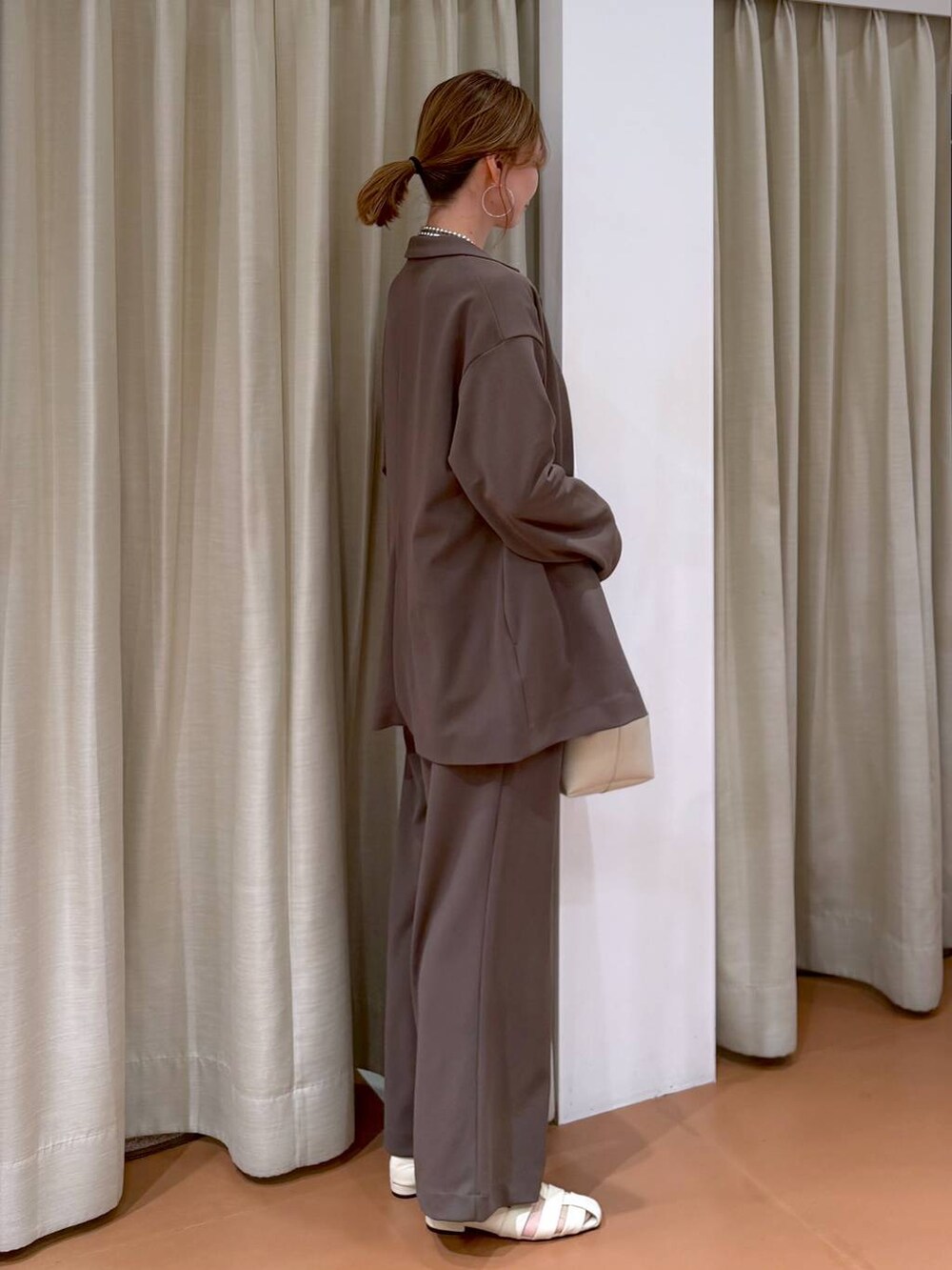 ブラウン系のその他パンツ、ホワイト系のパンプス、ホワイト系のTシャツ/カットソーを着用したレディースの春コーディネートの6枚目の写真