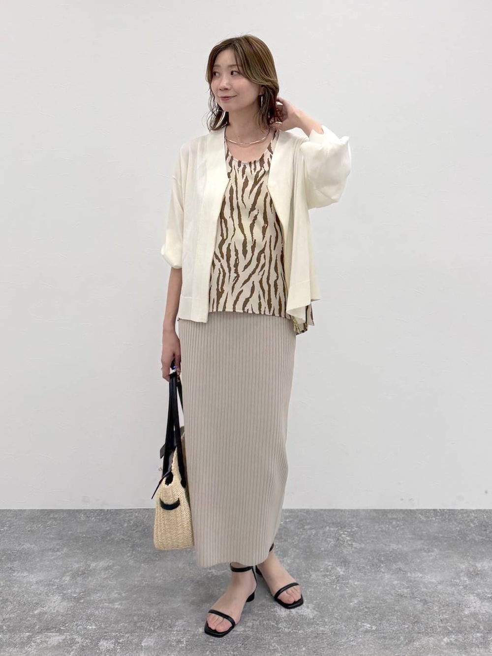 その他のシャツ/ブラウス、ベージュ系のスカート、ホワイト系のカーディガン/ボレロを着用したレディースの春コーディネートの2枚目の写真