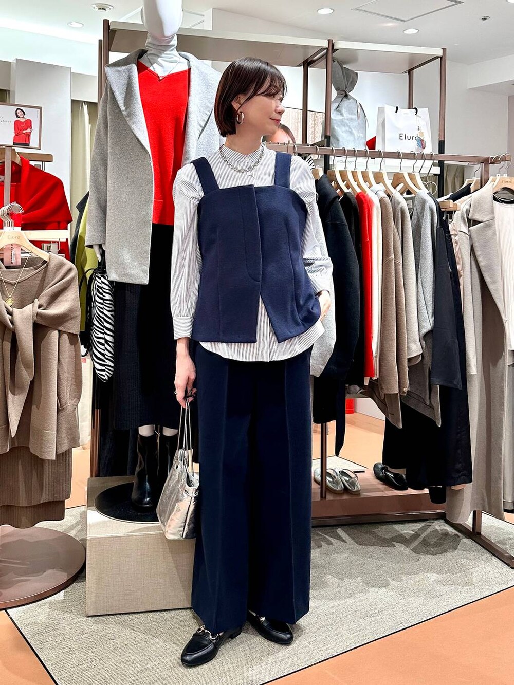 ブルー系のその他パンツ、ブルー系のシャツ/ブラウス、ブラック系のローファーを着用したレディースの冬コーディネートの2枚目の写真