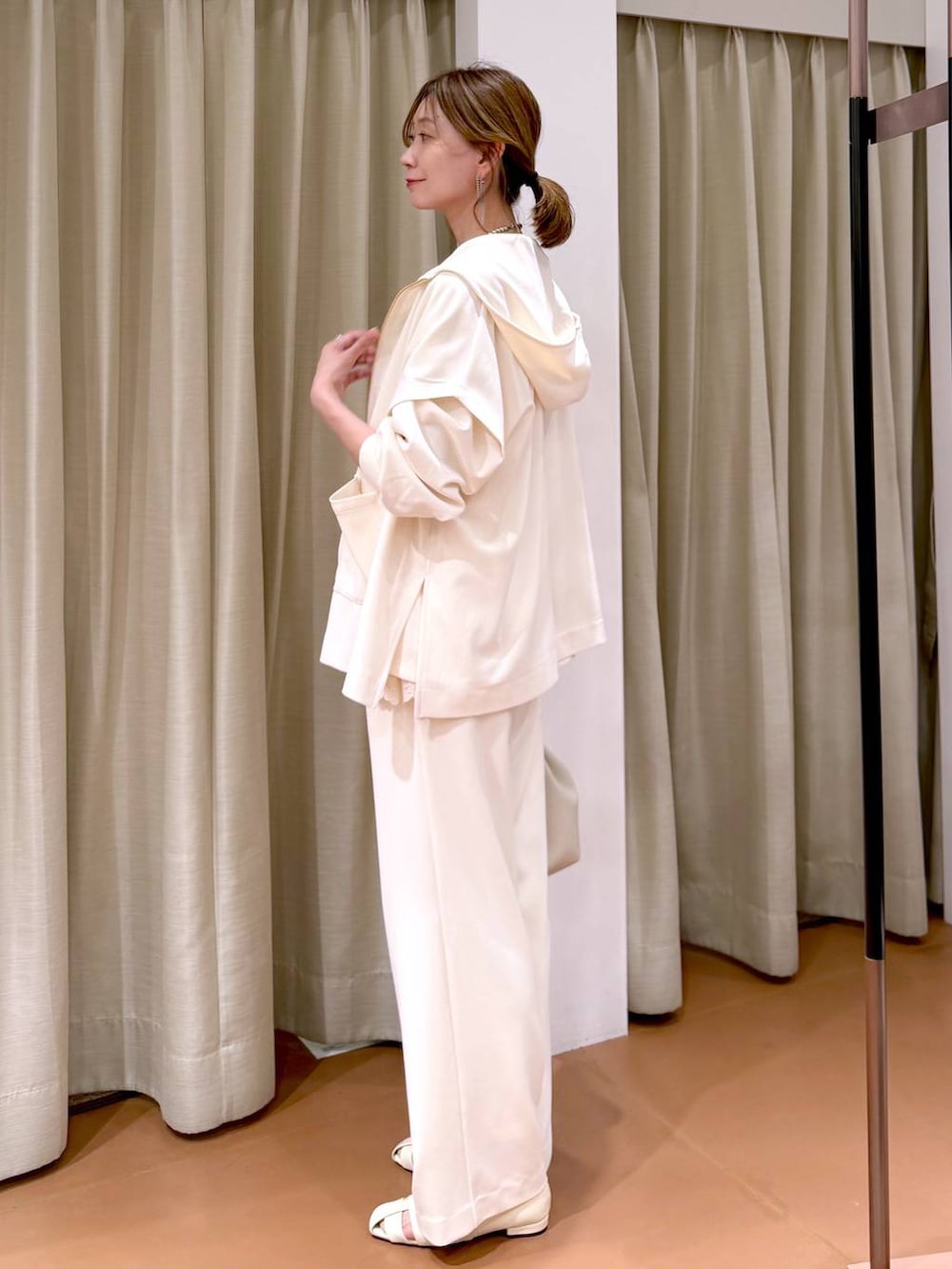 ホワイト系のその他パンツ、ホワイト系のタンクトップ、ホワイト系のパンプスを着用したレディースの春コーディネートの3枚目の写真