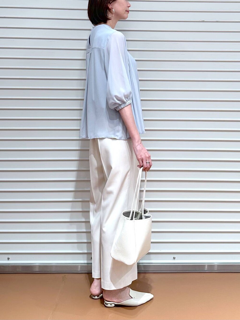 ホワイト系のその他パンツ、ブルー系のシャツ/ブラウスを着用したレディースの春コーディネートの6枚目の写真
