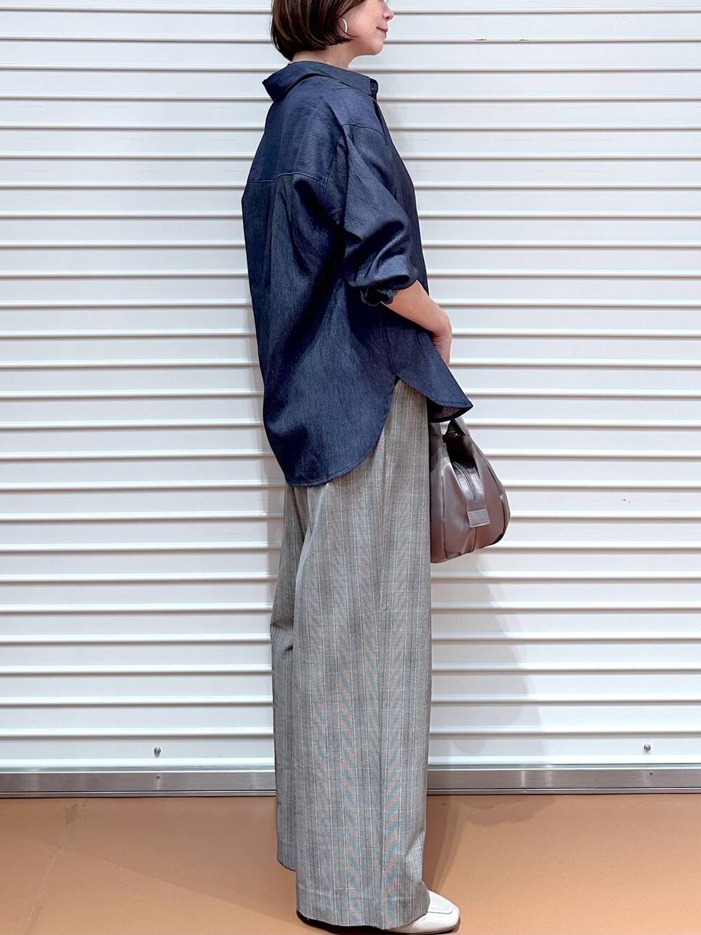 ブラウン系のその他パンツ、ベージュ系のハンドバッグ、ブラウン系のタンクトップを着用したレディースの秋コーディネートの6枚目の写真