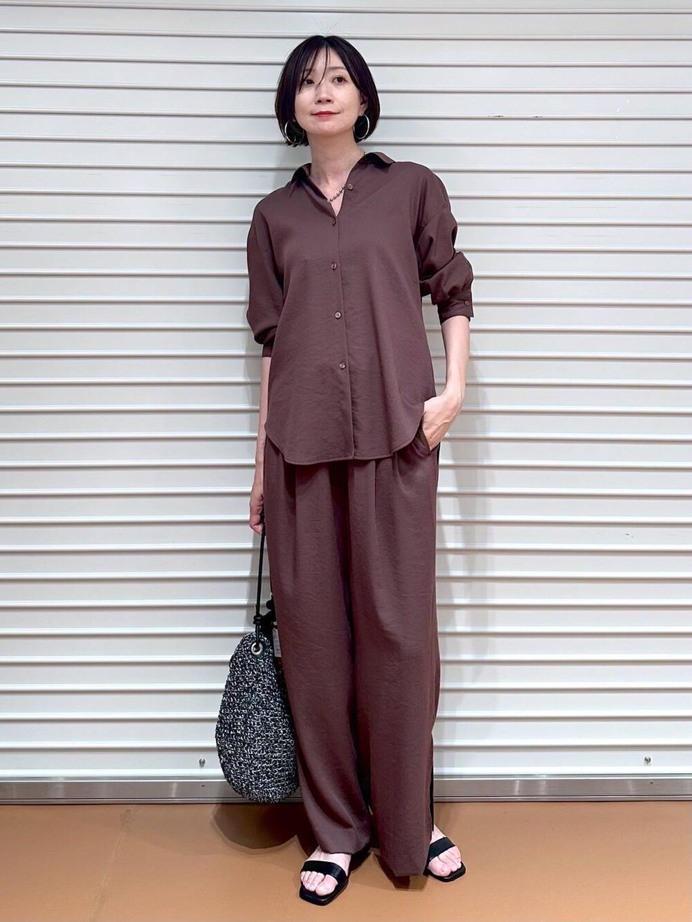 ブラウン系のシャツ/ブラウス、ブラウン系のその他パンツ、ブラック系のサンダルを着用したレディースの夏コーディネートの2枚目の写真