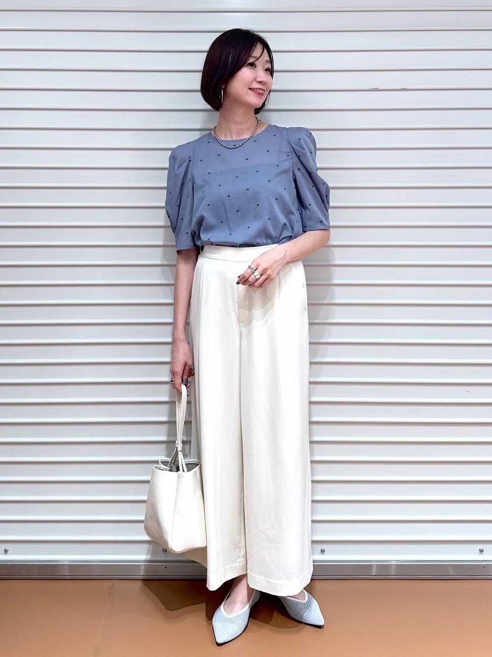 シルバー系のパンプス、ブルー系のシャツ/ブラウス、ホワイト系のその他パンツを着用したレディースの夏コーディネートの2枚目の写真