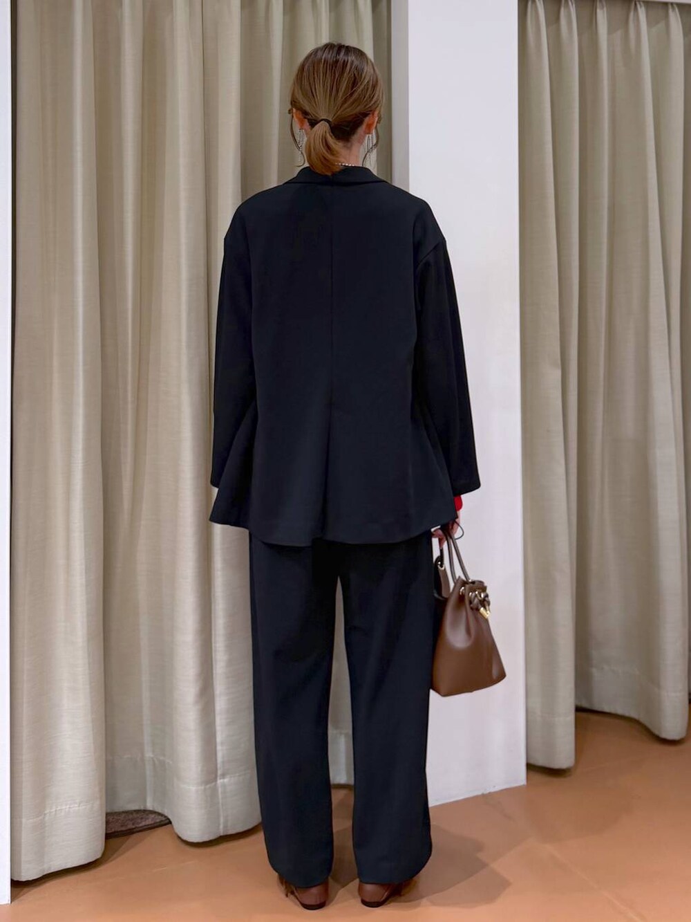 ブラック系のタンクトップ、ブラック系のその他パンツ、レッド系のTシャツ/カットソーを着用したレディースの春コーディネートの4枚目の写真