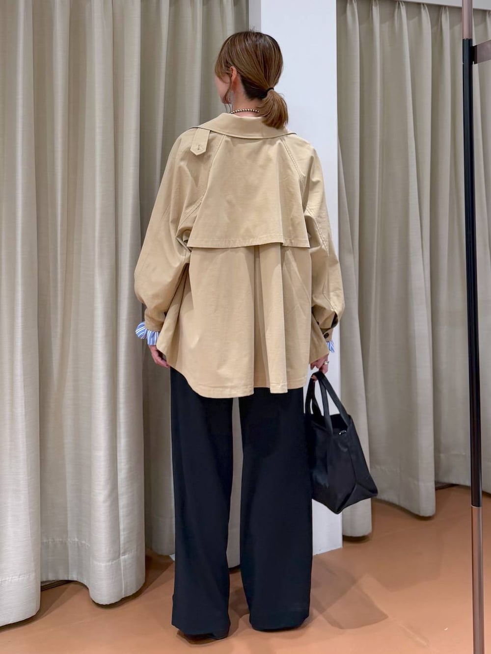 ブラック系のその他パンツ、ブラック系のパンプス、ブルー系のシャツ/ブラウスを着用したレディースの春コーディネートの4枚目の写真