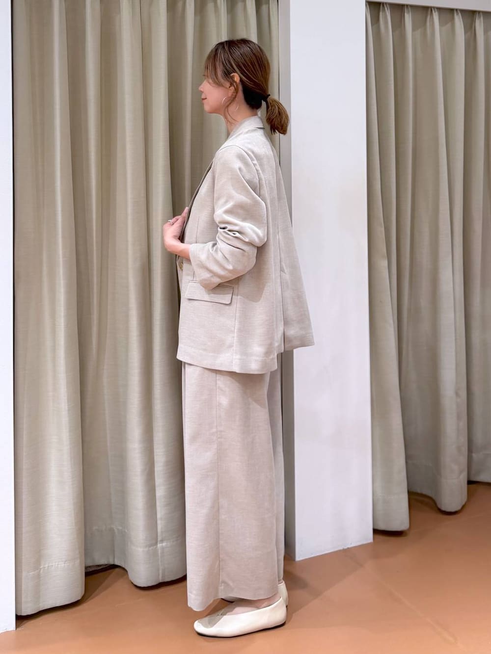 ホワイト系のパンプス、ホワイト系のハンドバッグ、ピンク系のシャツ/ブラウスを着用したレディースの春コーディネートの3枚目の写真