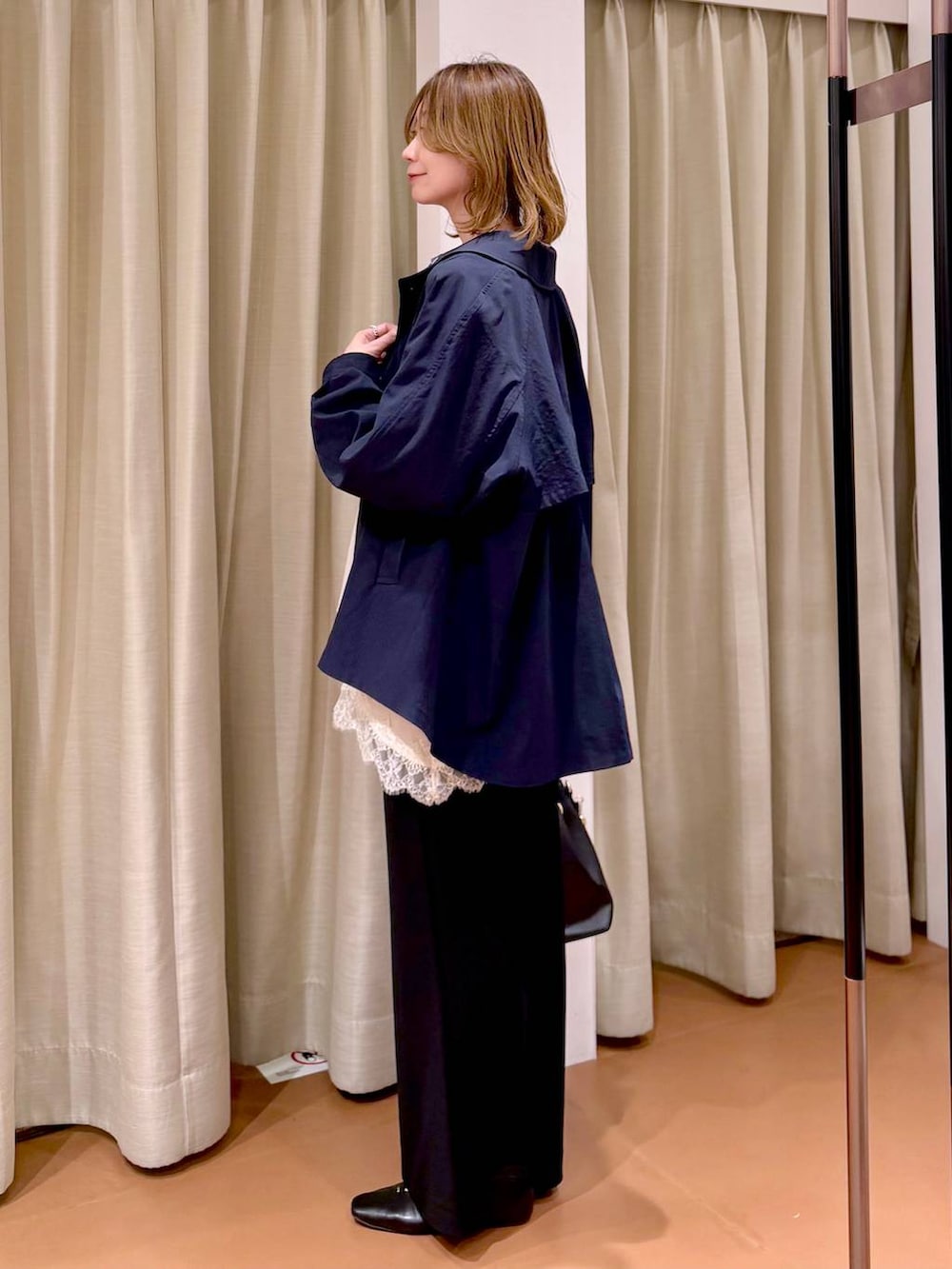 ブラック系のその他パンツ、ブラック系のパンプス、ホワイト系のキャミソールを着用したレディースの春コーディネートの3枚目の写真