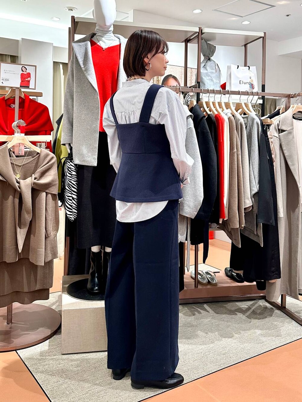 ブルー系のその他パンツ、ブルー系のシャツ/ブラウス、ブラック系のローファーを着用したレディースの冬コーディネートの5枚目の写真