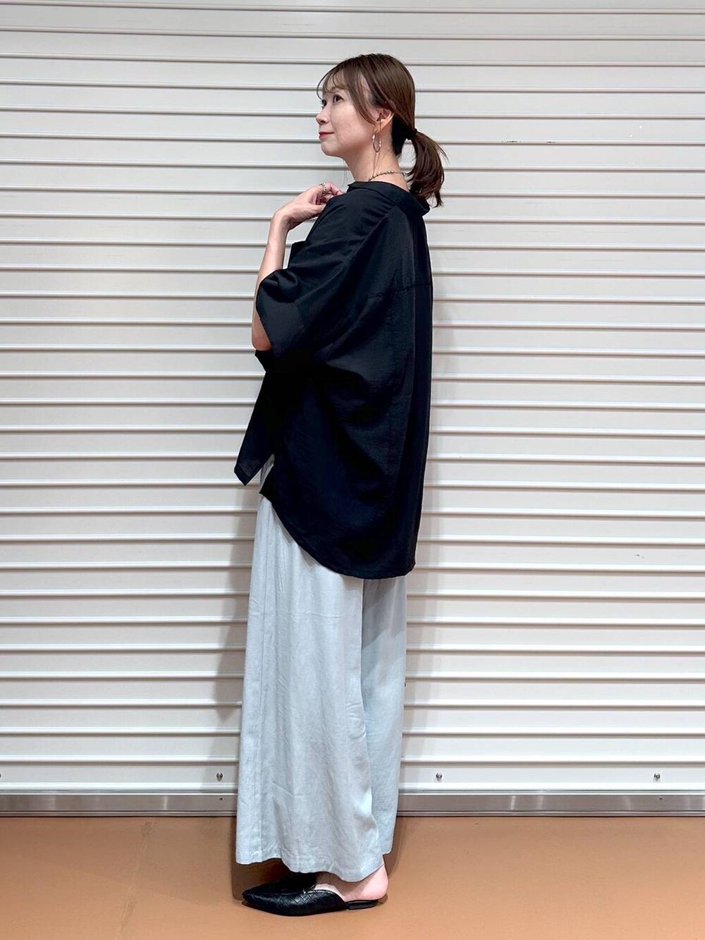 グリーン系のその他パンツ、ブラック系のハンドバッグ、ブラック系のシャツ/ブラウスを着用したレディースの夏コーディネートの4枚目の写真