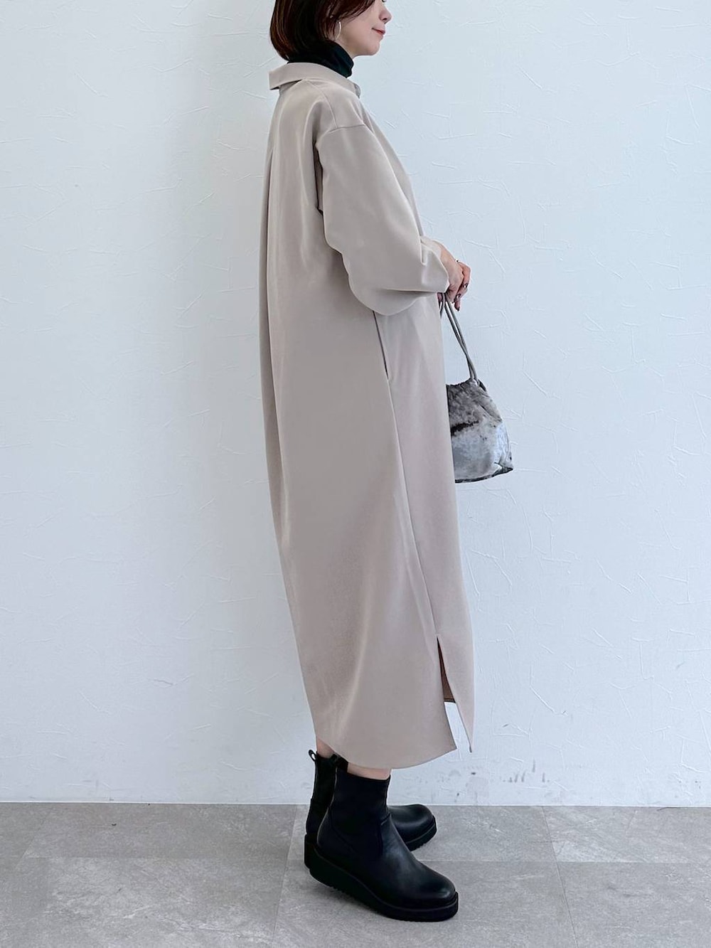 グレー系のTシャツ/カットソー、ブラック系のブーツ、シルバー系のネックレスを着用したレディースの秋コーディネートの6枚目の写真