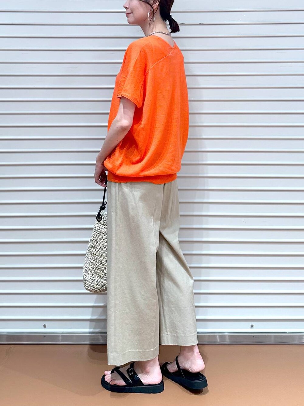 ベージュ系のその他パンツ、ベージュ系のその他パンツ、ブラック系のサンダルを着用したレディースの夏コーディネートの6枚目の写真