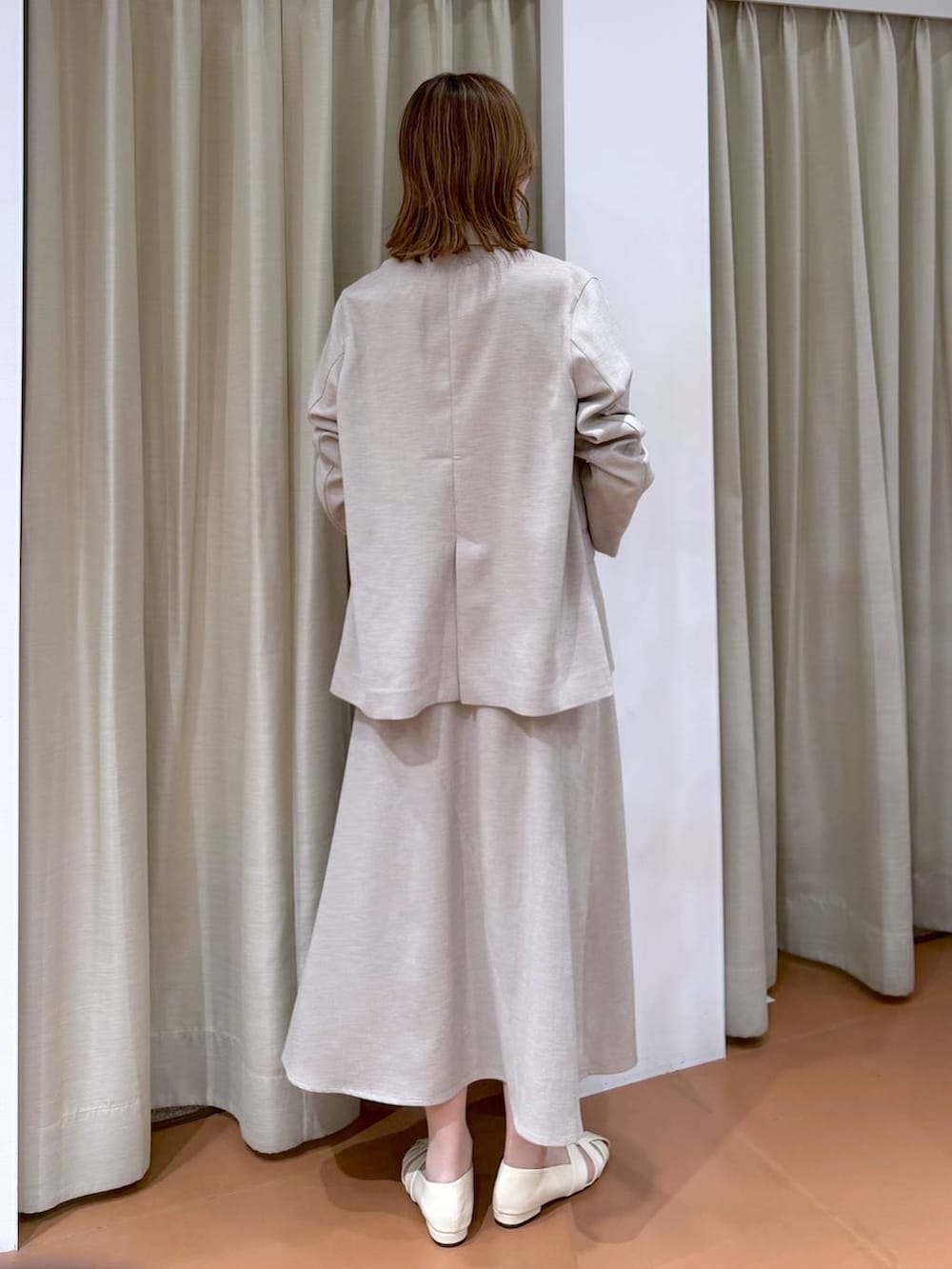 ホワイト系のハンドバッグ、ホワイト系のパンプス、ホワイト系のTシャツ/カットソーを着用したレディースの春コーディネートの4枚目の写真