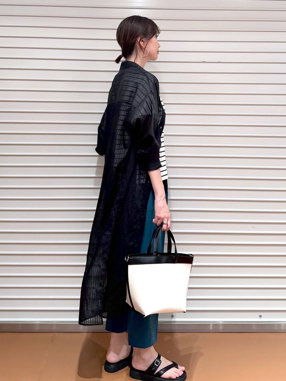 グリーン系のその他パンツ、ブラック系のサンダル、ブラック系のTシャツ/カットソーを着用したレディースの夏コーディネートの5枚目の写真