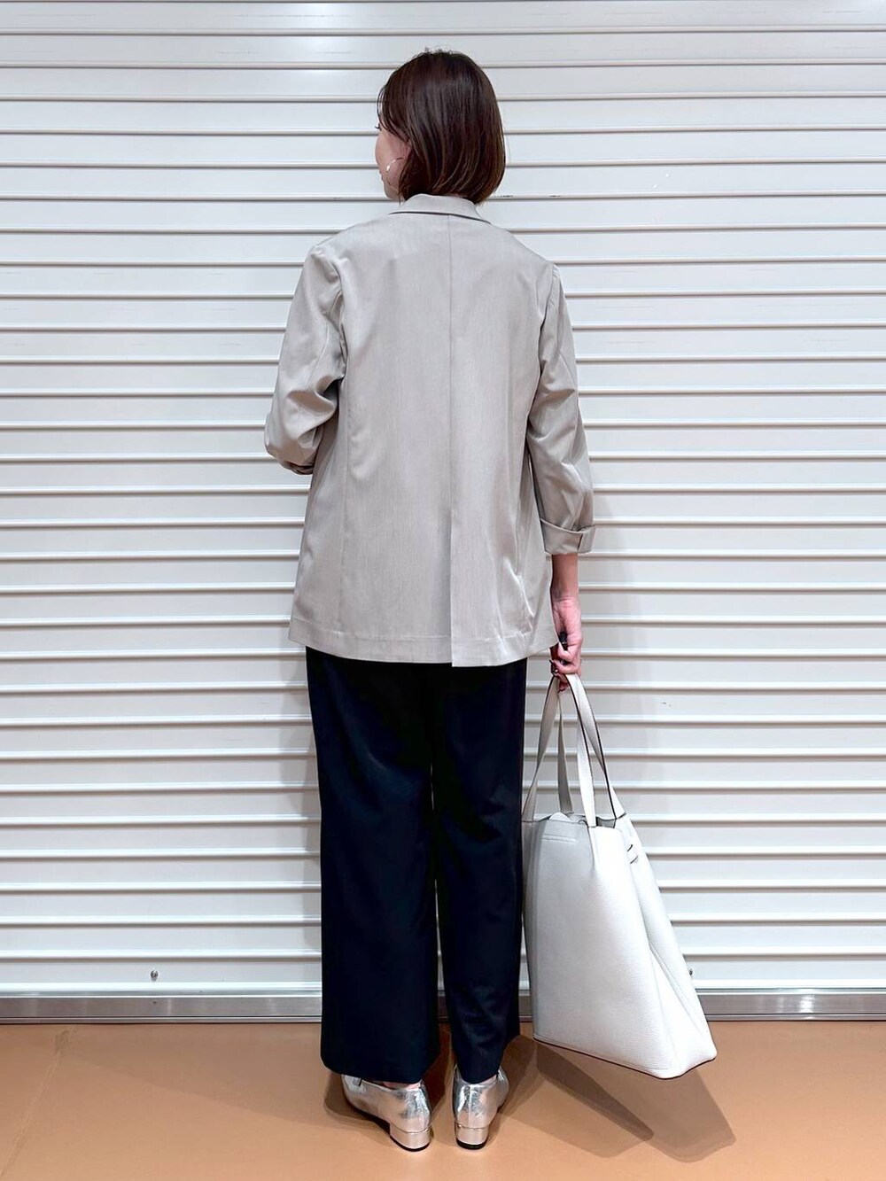 ブラック系のその他パンツ、ホワイト系のTシャツ/カットソー、グレー系のトートバッグを着用したレディースの夏コーディネートの4枚目の写真