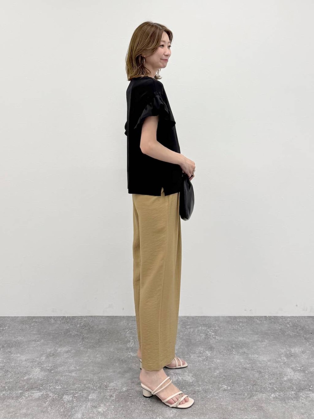 ベージュ系のその他パンツ、ゴールド系のネックレスを着用したレディースの春コーディネートの3枚目の写真