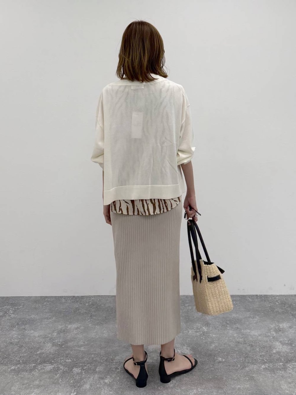 その他のシャツ/ブラウス、ベージュ系のスカート、ホワイト系のカーディガン/ボレロを着用したレディースの春コーディネートの4枚目の写真