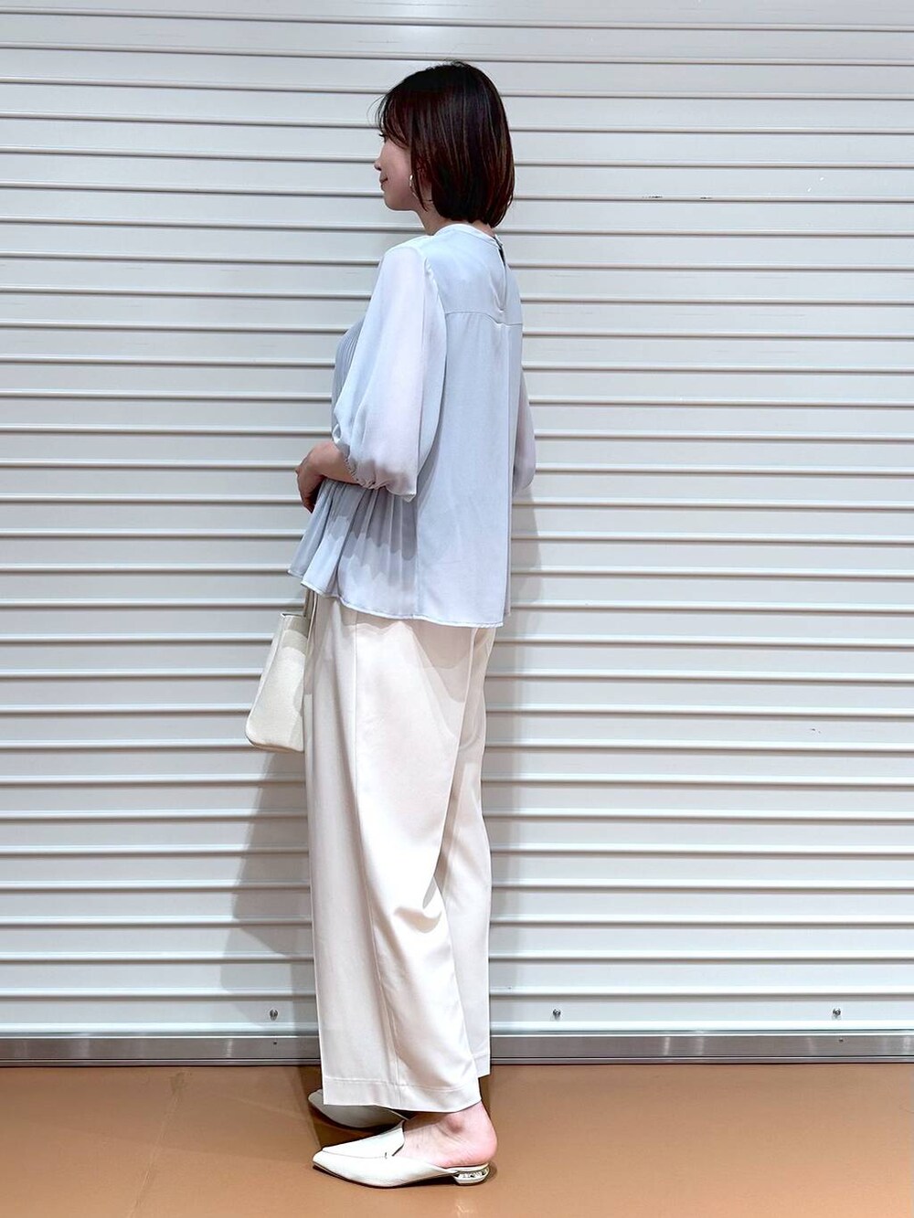 ホワイト系のその他パンツ、ブルー系のシャツ/ブラウスを着用したレディースの春コーディネートの3枚目の写真
