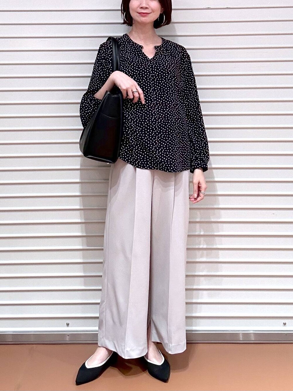 ブラック系のパンプス、ブラック系のトートバッグ、ベージュ系のその他パンツを着用したレディースの春コーディネートの7枚目の写真