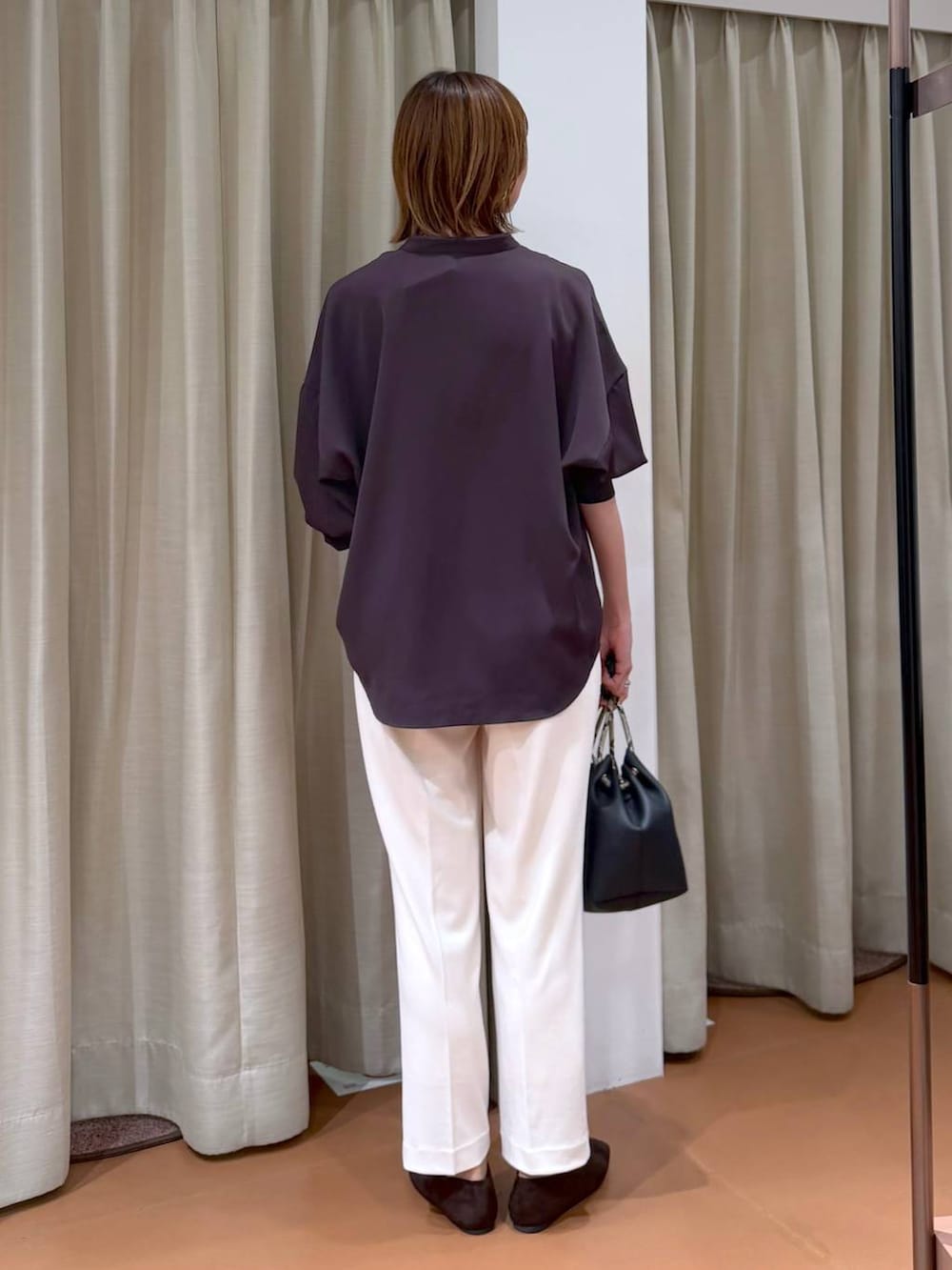 ホワイト系のその他パンツ、ブラウン系のシャツ/ブラウス、ブラウン系のパンプスを着用したレディースの秋コーディネートの4枚目の写真