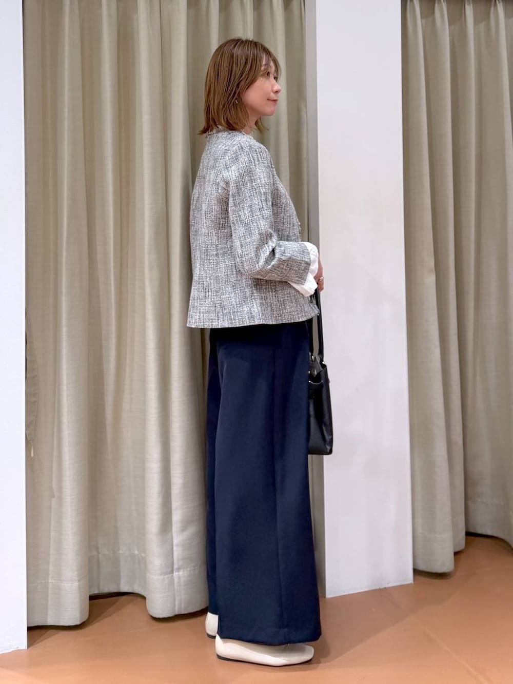 ホワイト系のパンプス、ホワイト系のシャツ/ブラウス、ブラック系のノーカラージャケットを着用したレディースの冬コーディネートの5枚目の写真