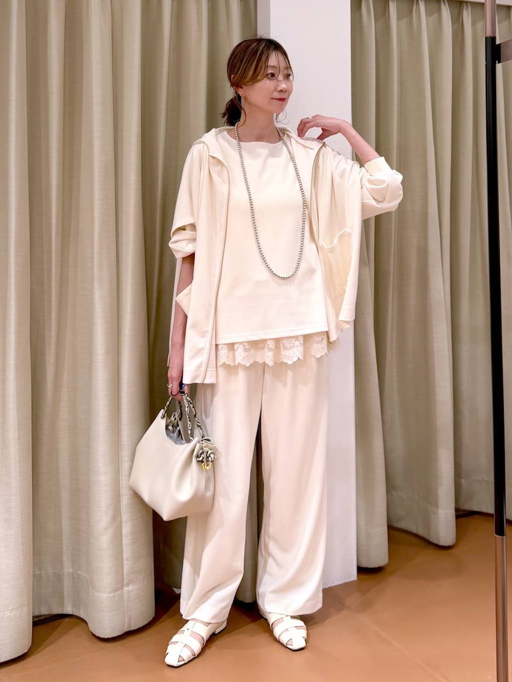 ホワイト系のその他パンツ、ホワイト系のタンクトップ、ホワイト系のパンプスを着用したレディースの春コーディネートの2枚目の写真