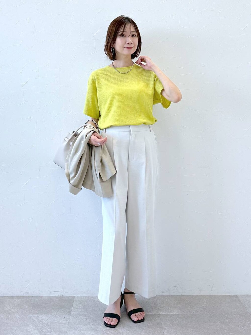 ベージュ系のその他アウター、グレー系のその他パンツ、ブラック系のサンダルを着用したレディースの夏コーディネートの5枚目の写真