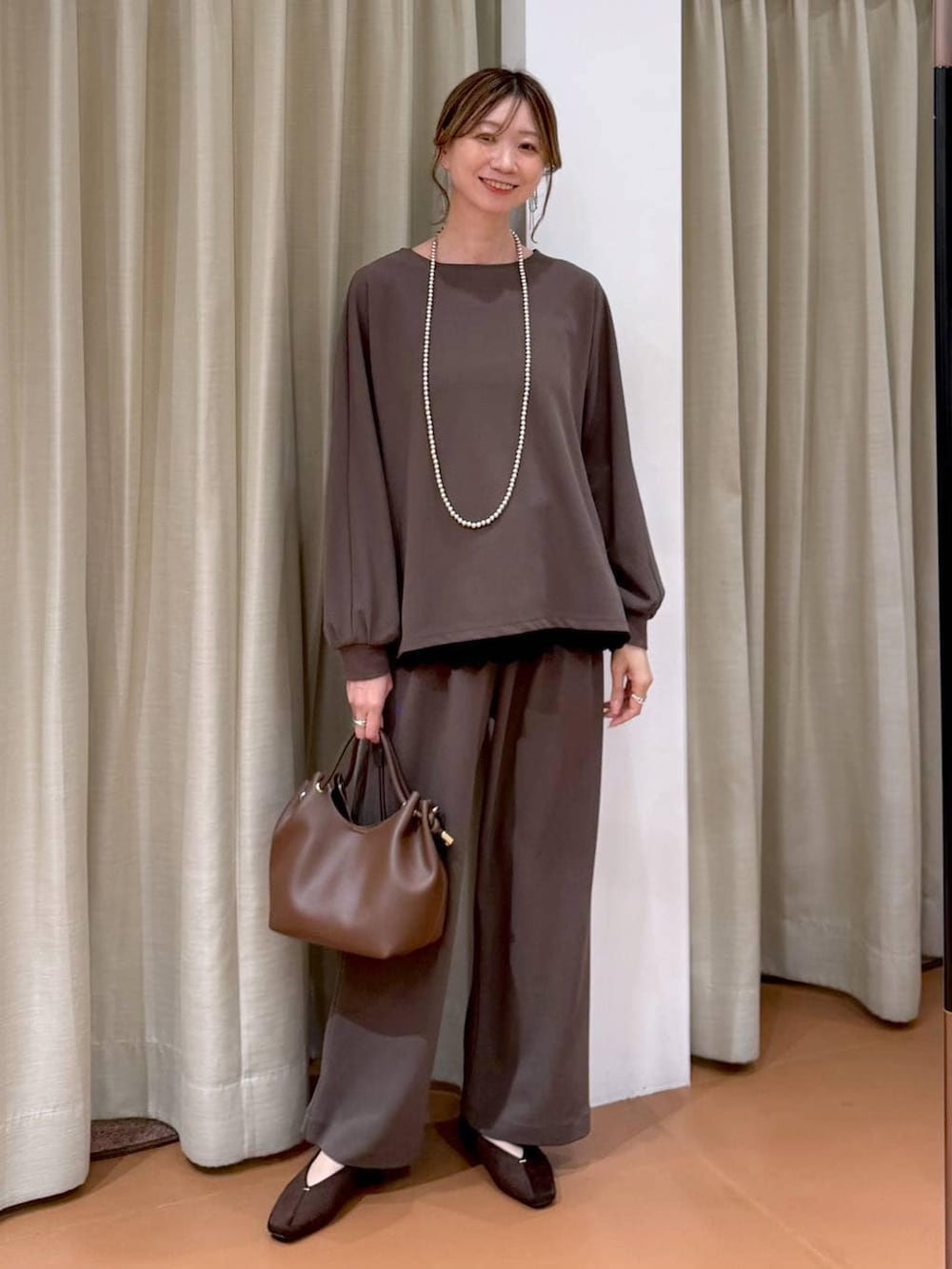 ブラウン系のその他パンツ、ブラウン系のパンプス、ブラック系のタンクトップを着用したレディースの春コーディネートの6枚目の写真