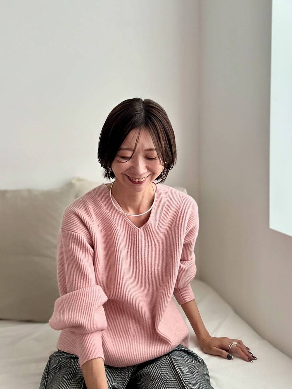 ブラック系のその他パンツを着用したレディースの秋コーディネートの3枚目の写真