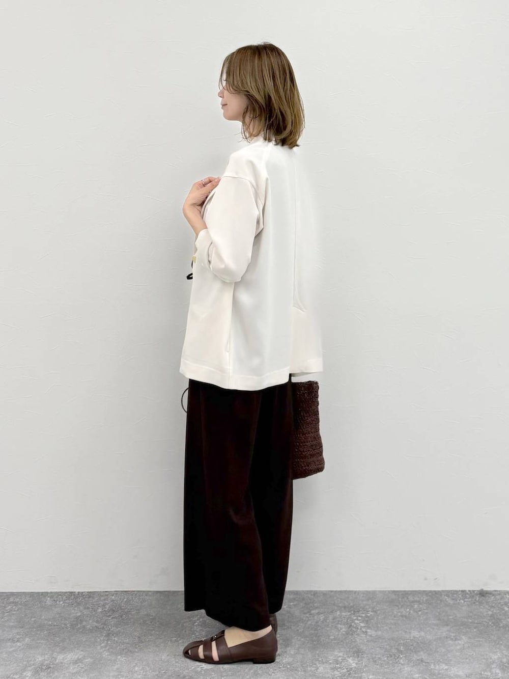 ブラウン系のパンプス、ブラウン系のその他パンツ、ホワイト系のテーラードジャケットを着用したレディースの春コーディネートの3枚目の写真