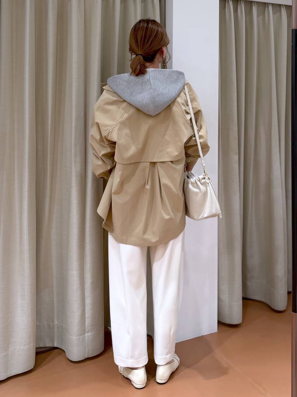 ホワイト系のハンドバッグ、グレー系のパーカー、ホワイト系のその他パンツを着用したレディースの春コーディネートの4枚目の写真