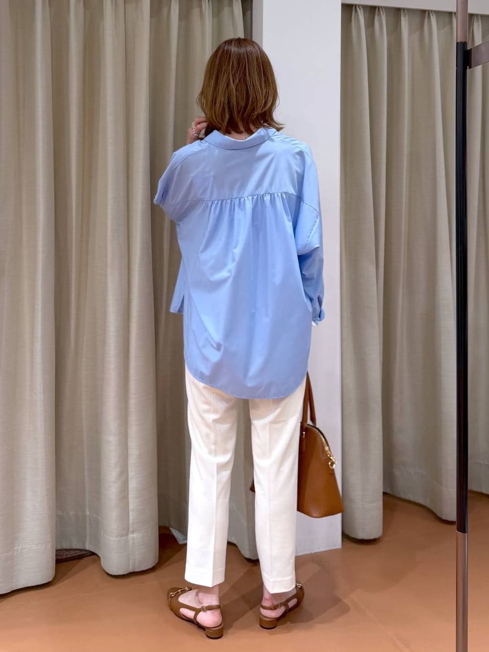 ホワイト系のその他パンツ、イエロー系のハンドバッグ、ブルー系のシャツ/ブラウスを着用したレディースの春コーディネートの4枚目の写真