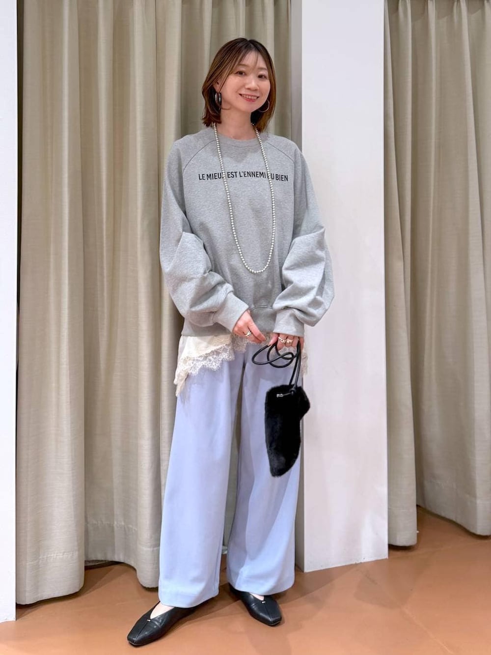 ブルー系のその他パンツ、ブラック系のパンプス、ホワイト系のキャミソールを着用したレディースの冬コーディネートの6枚目の写真