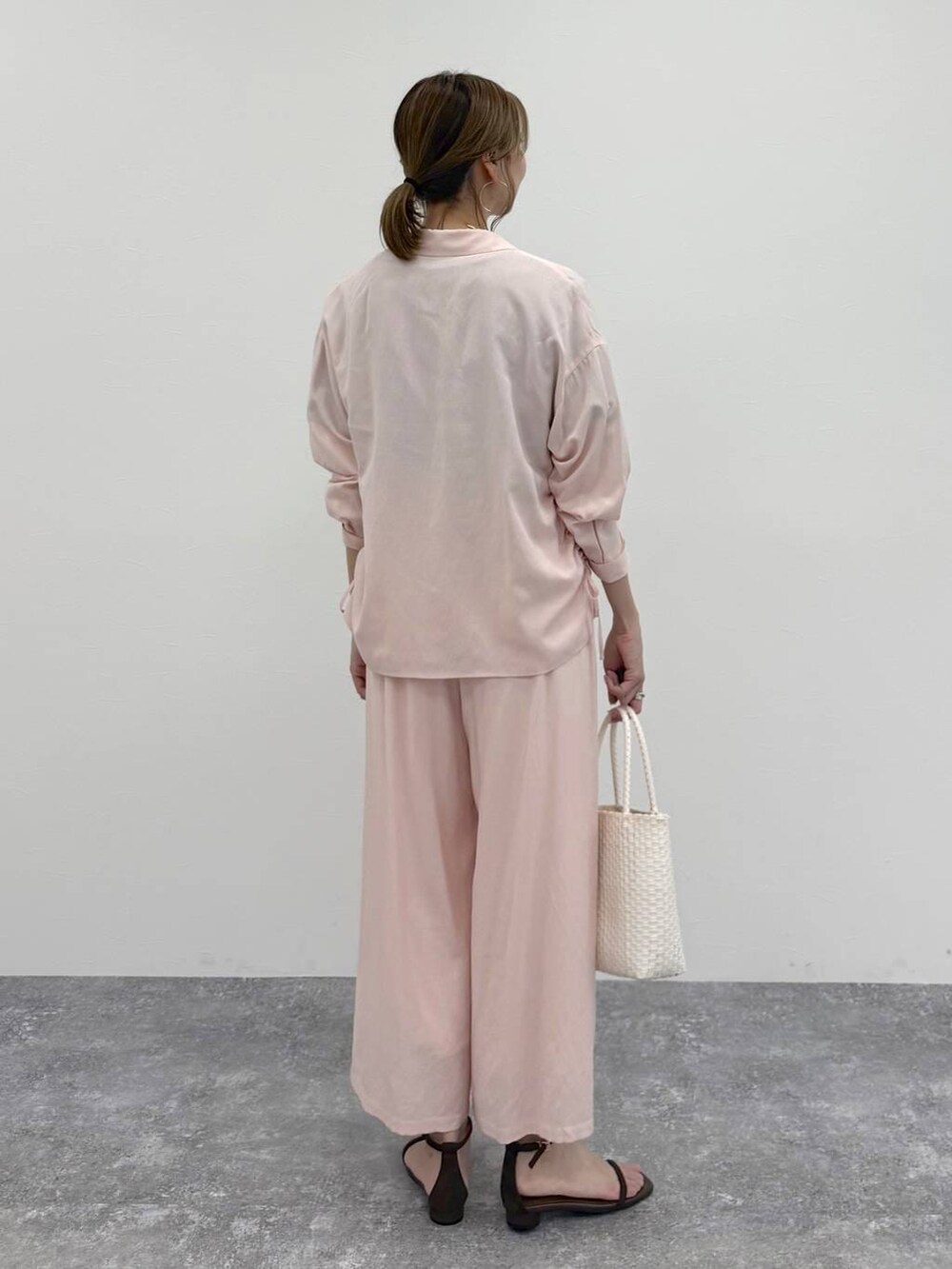 ピンク系のその他パンツ、ピンク系のシャツ/ブラウス、シルバー系のネックレスを着用したレディースの春コーディネートの4枚目の写真