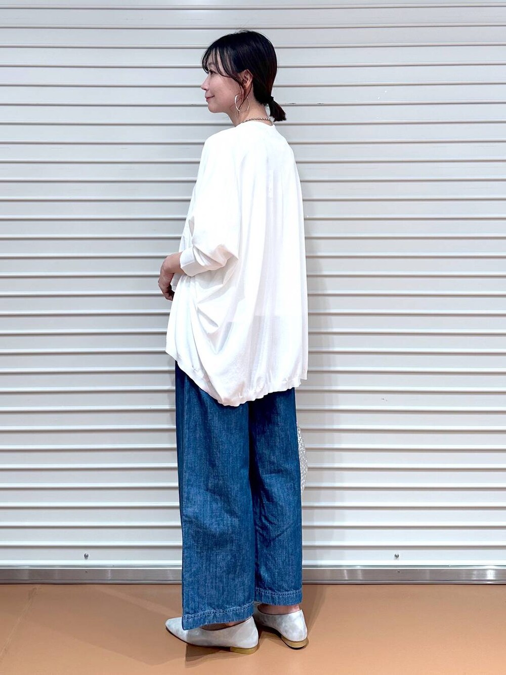 ブルー系のデニムパンツ、ブルー系のデニムパンツ、ホワイト系のカーディガン/ボレロを着用したレディースの夏コーディネートの5枚目の写真