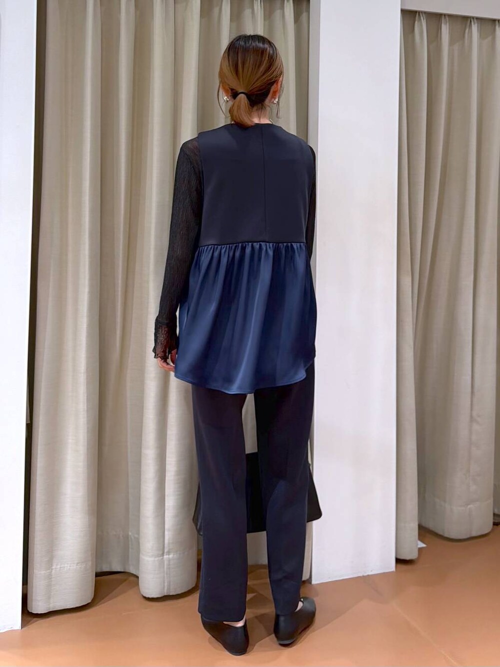 ブラック系のパンプス、ブルー系のその他パンツ、ブルー系のその他アウターを着用したレディースの冬コーディネートの4枚目の写真