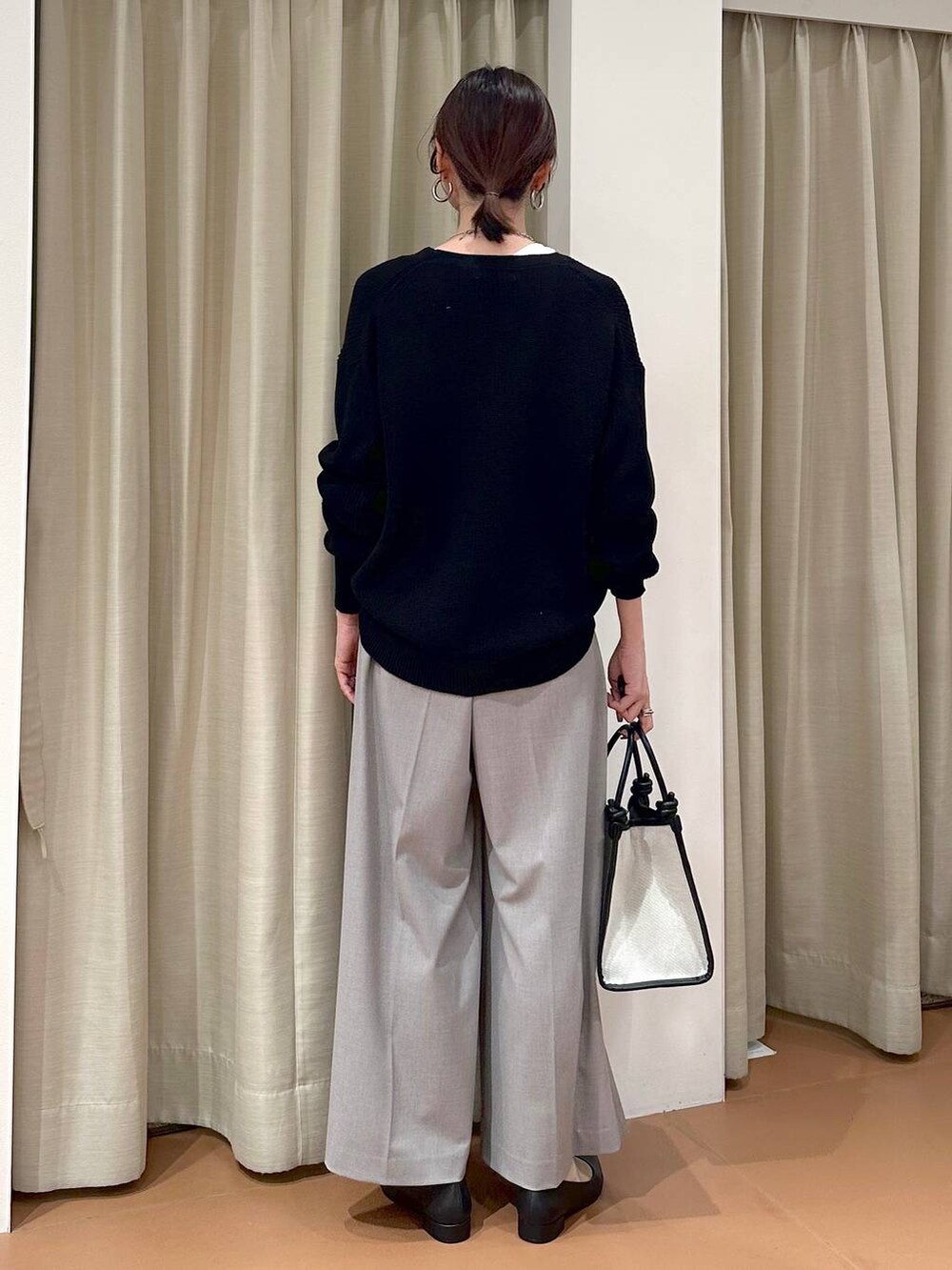 ホワイト系のTシャツ/カットソー、グレー系のその他パンツ、ブラック系のカーディガン/ボレロを着用したレディースの春コーディネートの4枚目の写真