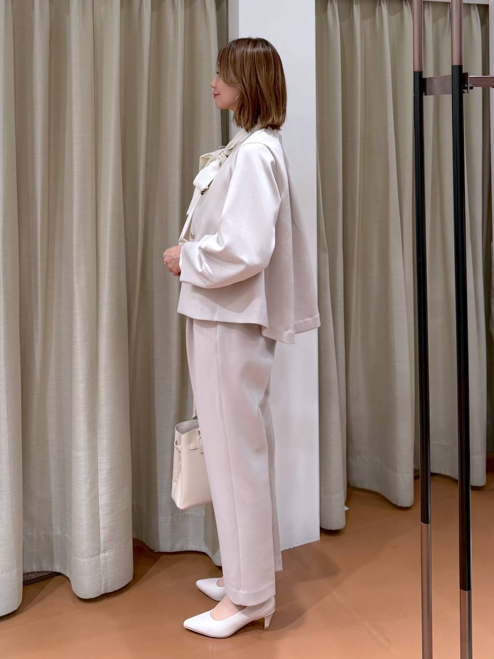 ベージュ系のパンプス、ベージュ系のその他パンツ、ベージュ系のノーカラージャケットを着用したレディースの冬コーディネートの3枚目の写真